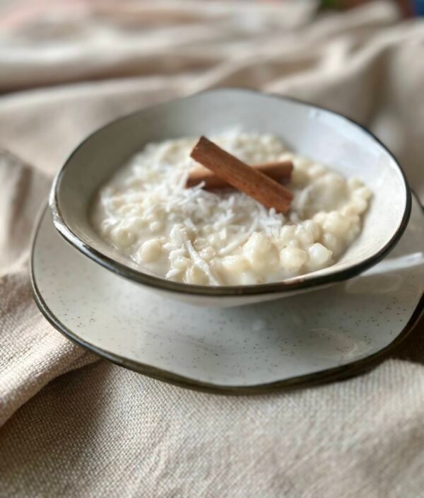 Vasilha com canjica cremosa, decorada com dois pedaços por cima.